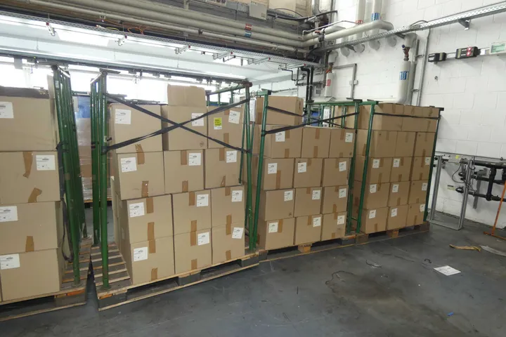 3x Paletten mit Fußbodenplatten